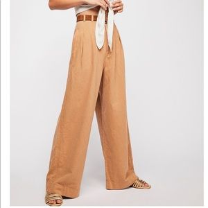Free People River Winds Pleated Pant (Tan -Size 2)